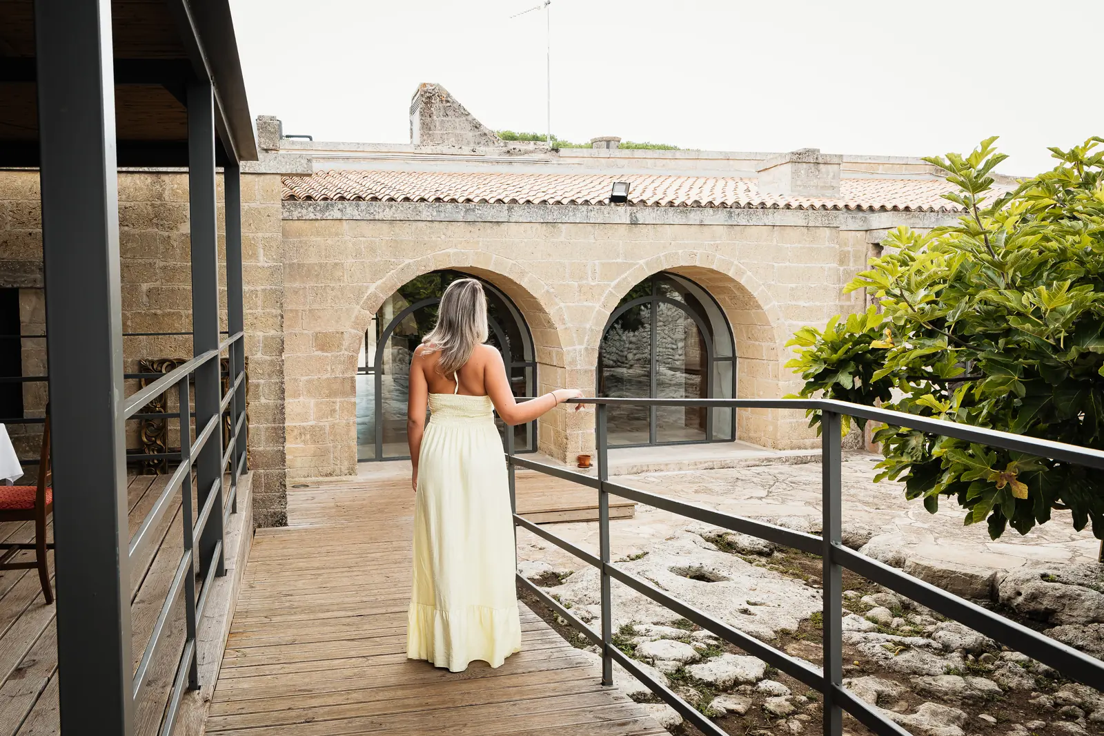 La loggia affacciata sulla corte in pietra della masseria, nella campagna salentina
